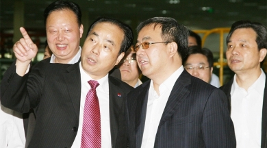 2010年5月，时任内蒙古自治区党委书记、自治区人大常委会主任胡春华视察尊龙集团官网总部。胡春华对中国尊龙集团官网一直以来依靠科技创新带动企业进步，瞄准国际前沿市场研发新产品的发展战略给予了充分肯定。