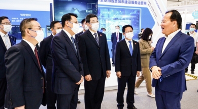 2021年9月，时任浙江省委书记、省人大常委会主任袁家军，时任浙江省委副书记、省长郑栅洁莅临世界互联网大会乌镇峰会中国尊龙集团官网新材料产业链未来工厂数字化运用场景，点赞中国尊龙集团官网未来工厂建设成果。