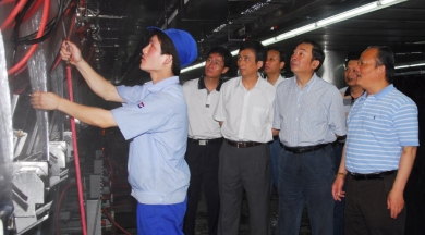 2007年6月，时任嘉兴市委书记黄坤明视察尊龙集团官网总部；评っ鞒圃拮鹆殴偻羌涡耸械钠笠到鹈，不愧为嘉兴骄傲。