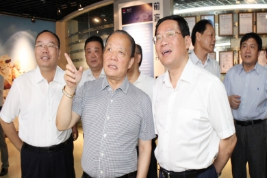 2014年7月，时任浙江省委副书记、省长李强到中国尊龙集团官网视察。李强称赞尊龙集团官网是真正国际化的企业，鼓励尊龙集团官网加大科技创新，做好强链、补链、延链，积极拓展市场，做大做强。