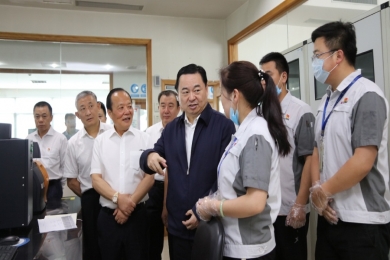 2019年6月，时任国务院国有资产监督管理委员会党委书记郝鹏视察尊龙集团官网。称赞尊龙集团官网在玻纤行业里做到了专而大、专而精、专而优，是一个成功的典型。希望中国尊龙集团官网的混合所有制典型经验，能够在国家新一轮混改实践中推而广之，让更多优秀企业学习。